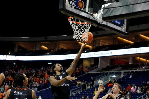 05 12 2021, easyCredit Basketball Bundesliga, BBL, 2021 2022 season, men, Alba Berlin Chemnitz Niners Isiaha Mike, Niners Chemnitz Berlin Mercedes Benz Arena Berlin Germany.