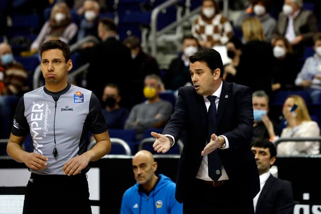 05 12 2021, easyCredit Basketball Bundesliga, BBL, season 2021 2022, men, Alba Berlin Chemnitz Niners Israel Gonzalez Head Coach , Alba Berlin Berlin Mercedes Benz Arena Berlin Germany