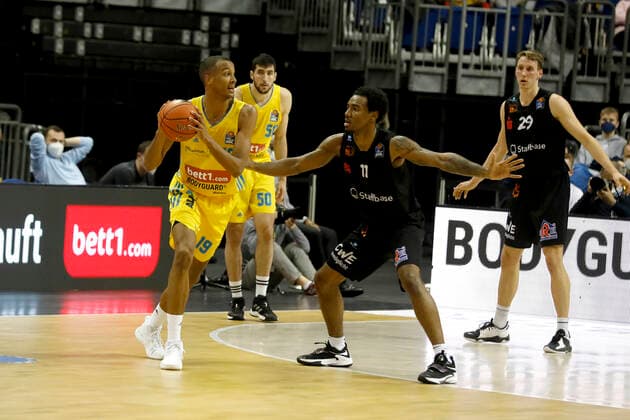 05 12 2021, easyCredit Basketball Bundesliga, BBL, 2021 2022 season, men, Alba Berlin Chemnitz Niners Louis Olinde, Alba Berlin, Isiaha Mike, Niners Chemnitz Berlin Mercedes Benz Arena Berlin Germany
