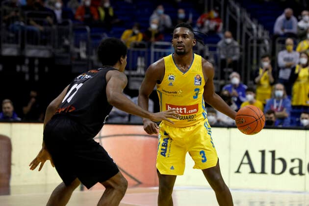 05 12 2021, easyCredit Basketball Bundesliga, BBL, 2021 2022 season, men, Alba Berlin Chemnitz Niners Jaleen Smith, Alba Berlin Berlin Mercedes Benz Arena Berlin Germany.