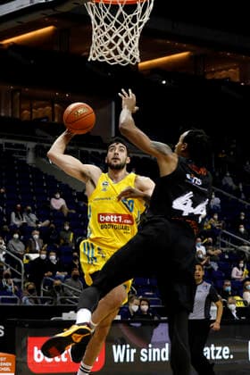 05 12 2021, easyCredit Basketball Bundesliga, BBL, 2021 2022 season, men, Alba Berlin Chemnitz Niners Yovel Zoosman, Alba Berlin, Darion Atkins, Niners Chemnitz Berlin Mercedes Benz Arena Berlin Germany.