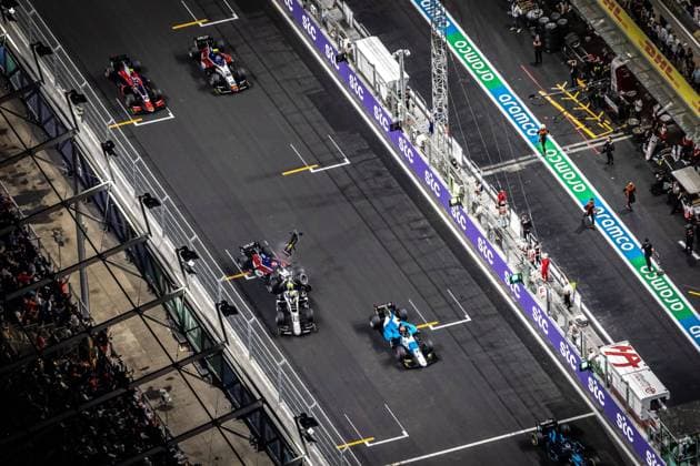 Crash at the start Pourchaire ThÃ o (fra), ART Grand Prix, Dallara F2, Fittipaldi Enzo (bra), Charouz Racing System, Dallara F2 during the 7th round of the 2021 FIA Formula 2 Championship from December 3 to 5, 2021 on the Jeddah Corniche Circuit, in Jeddah, Saudi Arabia - AUTO - FORMULA 2 2021 - JEDDAH DPPI Panoramic  JED_GP_DL-7772