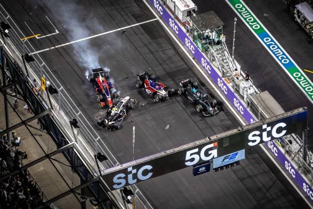 Crash at the start Pourchaire ThÃ o (fra), ART Grand Prix, Dallara F2, Fittipaldi Enzo (bra), Charouz Racing System, Dallara F2 during the 7th round of the 2021 FIA Formula 2 Championship from December 3 to 5, 2021 on the Jeddah Corniche Circuit, in Jeddah, Saudi Arabia - AUTO - FORMULA 2 2021 - JEDDAH DPPI Panoramic  JED_GP_DL-7791
