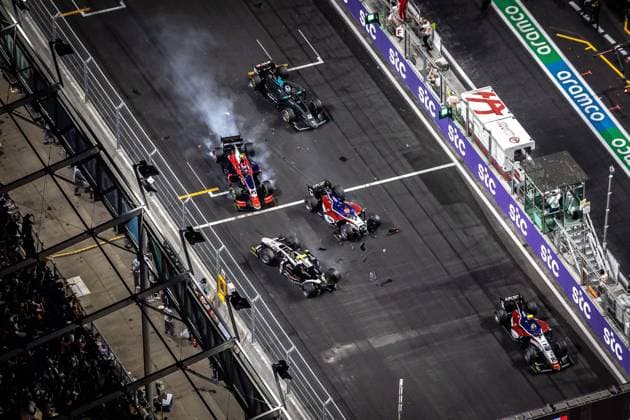 Crash at the start Pourchaire ThÃ o (fra), ART Grand Prix, Dallara F2, Fittipaldi Enzo (bra), Charouz Racing System, Dallara F2 during the 7th round of the 2021 FIA Formula 2 Championship from December 3 to 5, 2021 on the Jeddah Corniche Circuit, in Jeddah, Saudi Arabia - AUTO - FORMULA 2 2021 - JEDDAH DPPI Panoramic  JED_GP_DL-7785