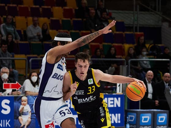 Duel between Ryan Richard Mikesell Tigers Tuebingen 33 Captain and Kevin Yebo Eisbaeren Bremerhaven 53 Eisbaeren Bremerhaven vs Tigers Tuebingen, 2 Barmer Basketball Bundesliga, Stadthalle Bremerhaven, Spielzeit 2021 2022, 12 Spieltag, 05 12 2021 Foto EIBNER Stephanie Zerbe Eisbaeren Bremerhaven vs Tigers Tuebingen, 2 Barmer Basketball Bundesliga, Spielzeit 2021 2022, 12 Spieltag, 05 12 2021 Bremerhaven Copyright: xStephaniexZerbe xEibner-Pressefox EP_SZE