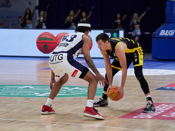 Ryan Richard Mikesell Tigers Tuebingen 33 Captain, Kevin Yebo Eisbaeren Bremerhaven 53 Eisbaeren Bremerhaven vs Tigers Tuebingen, 2 Barmer Basketball Bundesliga, Stadthalle Bremerhaven, Spielzeit 2021 2022, 12 Spieltag, 05 12 2021 Foto EIBNER Stephanie Zerbe Eisbaeren Bremerhaven vs Tigers Tuebingen, 2 Barmer Basketball Bundesliga, Spielzeit 2021 2022, 12 Spieltag, 05 12 2021 Bremerhaven Copyright: xStephaniexZerbe xEibner-Pressefox EP_SZE