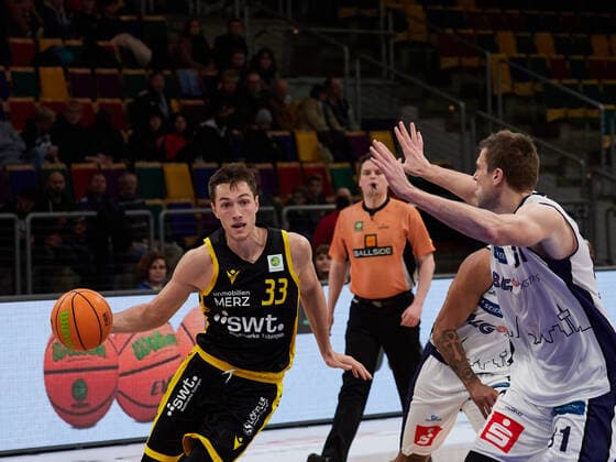 Ryan Richard Mikesell Tigers Tuebingen 33 Captain, Robert Oehle Eisbaeren Bremerhaven 31 Eisbaeren Bremerhaven vs Tigers Tuebingen, 2 Barmer Basketball Bundesliga, Stadthalle Bremerhaven, Spielzeit 2021 2022, 12 Spieltag, 05 12 2021 Foto EIBNER Stephanie Zerbe Eisbaeren Bremerhaven vs Tigers Tuebingen, 2 Barmer Basketball Bundesliga, Spielzeit 2021 2022, 12 Spieltag, 05 12 2021 Bremerhaven Copyright: xStephaniexZerbe xEibner-Pressefox EP_SZE