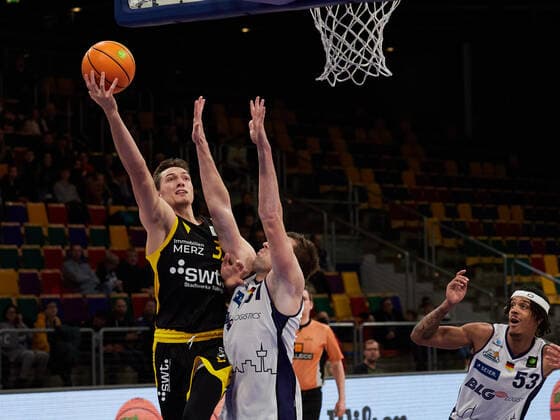 Basket shot by Ryan Richard Mikesell Tigers Tuebingen 33 Captain Eisbaeren Bremerhaven vs Tigers Tuebingen, 2 Barmer Basketball Bundesliga, Stadthalle Bremerhaven, Spielzeit 2021 2022, 12 Spieltag, 05 12 2021 Foto EIBNER Stephanie Zerbe Eisbaeren Bremerhaven vs Tigers Tuebingen, 2 Barmer Basketball Bundesliga, Spielzeit 2021 2022, 12 Spieltag, 05 12 2021 Bremerhaven Copyright: xStephaniexZerbe xEibner-Pressefox EP_SZE