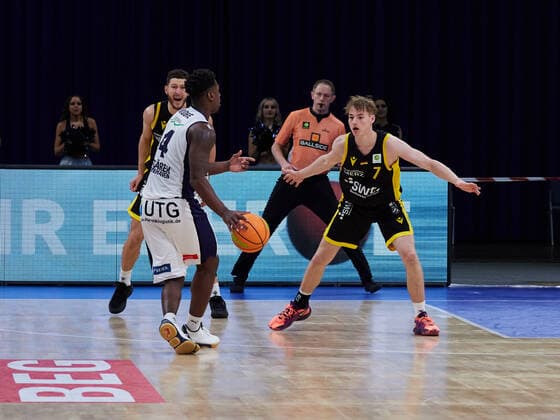 Defense of Timo Lanmueller Tigers Tuebingen 7 , Armani T Bori Moore Eisbaeren Bremerhaven 04 Eisbaeren Bremerhaven vs Tigers Tuebingen, 2 Barmer Basketball Bundesliga, Stadthalle Bremerhaven, Spielzeit 2021 2022, 12 Spieltag, 05 12 2021 Foto EIBNER Stephanie Zerbe Eisbaeren Bremerhaven vs Tigers Tuebingen, 2 Barmer Basketball Bundesliga, Spielzeit 2021 2022, 12 Spieltag, 05 12 2021 Bremerhaven Copyright: xStephaniexZerbe xEibner-Pressefox EP_SZE