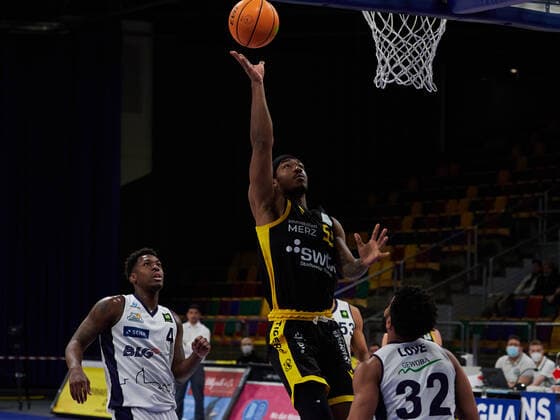 Basket shot by Isaiah Deion Crawley Tigers Tuebingen 53 Eisbaeren Bremerhaven vs Tigers Tuebingen, 2 Barmer Basketball Bundesliga, Stadthalle Bremerhaven, Spielzeit 2021 2022, 12 Spieltag, 05 12 2021 Foto EIBNER Stephanie Zerbe Eisbaeren Bremerhaven vs Tigers Tuebingen, 2 Barmer Basketball Bundesliga, Spielzeit 2021 2022, 12 Spieltag, 05 12 2021 Bremerhaven Copyright: xStephaniexZerbe xEibner-Pressefox EP_SZE