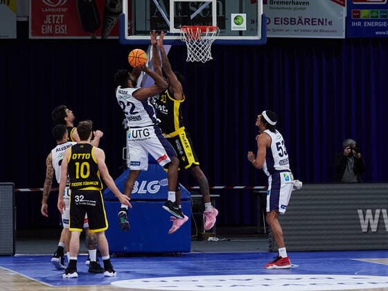 Strong defense by Isaiah Deion Crawley Tigers Tuebingen 53 , Daniel Ray Laster Eisbaeren Bremerhaven 22 , Gianni Otto Tigers Tuebingen 10 Captain Eisbaeren Bremerhaven vs Tigers Tuebingen, 2 Barmer Basketball Bundesliga, Stadthalle Bremerhaven, season 2021 2022, 12 match day, 05 12 2021 Photo EIBNER Stephanie Zerbe Eisbaeren Bremerhaven vs Tigers Tuebingen, 2 Barmer Basketball Bundesliga, season 2021 2022, 12 match day, 05 12 2021 Bremerhaven Copyright: xStephaniexZerbe xEibner-Pressefox EP_SZE