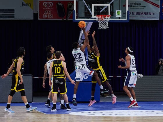 Strong defense by Isaiah Deion Crawley Tigers Tuebingen 53 , Daniel Ray Laster Eisbaeren Bremerhaven 22 , Gianni Otto Tigers Tuebingen 10 Captain Eisbaeren Bremerhaven vs Tigers Tuebingen, 2 Barmer Basketball Bundesliga, Stadthalle Bremerhaven, season 2021 2022, 12 match day, 05 12 2021 Photo EIBNER Stephanie Zerbe Eisbaeren Bremerhaven vs Tigers Tuebingen, 2 Barmer Basketball Bundesliga, season 2021 2022, 12 match day, 05 12 2021 Bremerhaven Copyright: xStephaniexZerbe xEibner-Pressefox EP_SZE