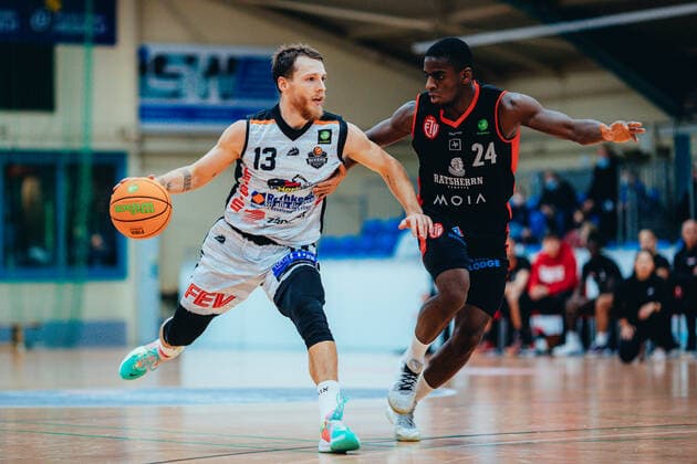 BB 2BL BSW Sixers ETV Hamburg Lukas Kazlauskas 13 BSW Sixers , Karl Dia 24 ETV Hamburg Basketball during the season 2021 22 Men in the Barmer 2 Bundesliga ProB between BSW Sixers and ETV Hamburg at the Ballsporthalle Sandersdorf on 5 December 2021 in Sandersdorf, Saxony Anhalt, Germany