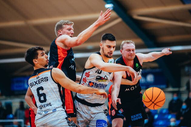BB 2BL BSW Sixers ETV Hamburg Ole Sievers 6 BSW Sixers , Sandro Antunovic 10 BSW Sixers , Vladimir Migunov 20 ETV Hamburg Basketball during the season 2021 22 men in the Barmer 2 Bundesliga ProB between BSW Sixers and ETV Hamburg at the Ballsporthalle Sandersdorf on 5 December 2021 in Sandersdorf, Saxony Anhalt, Germany