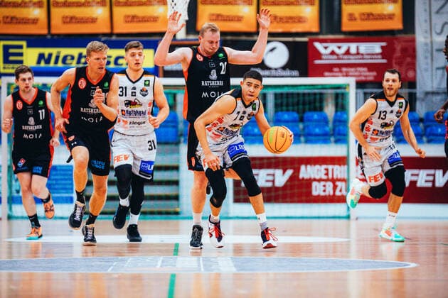 BB 2BL BSW Sixers ETV Hamburg Evans Rapieque 7 BSW Sixers , Vladimir Migunov 20 ETV Hamburg Basketball during the season 2021 22 Men in the Barmer 2 Bundesliga ProB between BSW Sixers and ETV Hamburg at the Ballsporthalle Sandersdorf on 5 December 2021 in Sandersdorf, Saxony Anhalt, Germany