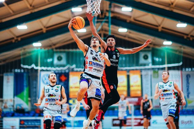BB 2BL BSW Sixers ETV Hamburg Ole Sievers 6 BSW Sixers , Mubarak Salami 17 ETV Hamburg Basketball during the 2021 season 22 men in the Barmer 2 Bundesliga ProB between BSW Sixers and ETV Hamburg at the Ballsporthalle Sandersdorf on 5 December 2021 in Sandersdorf, Saxony Anhalt, Germany