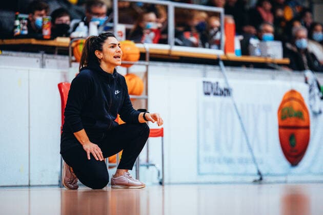 BB 2BL BSW Sixers ETV Hamburg coach Sükran Gencay ETV Hamburg basketball during the 2021 season 22 men in the Barmer 2 Bundesliga ProB between BSW Sixers and ETV Hamburg at the Ballsporthalle Sandersdorf on 5 December 2021 in Sandersdorf, Saxony Anhalt, Germany