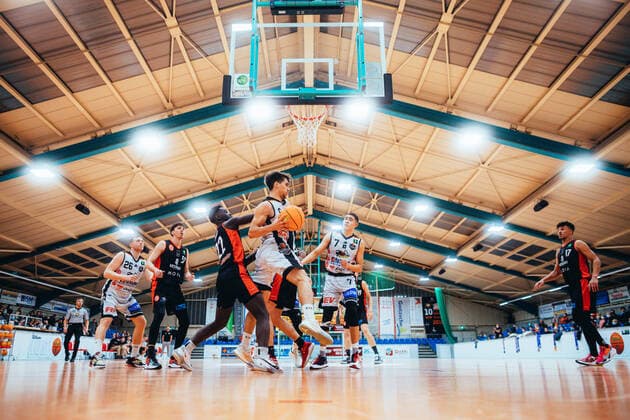 BB 2BL BSW Sixers ETV Hamburg Ole Sievers 6 BSW Sixers during the 2021 season 22 men in the Barmer 2 Bundesliga ProB between BSW Sixers and ETV Hamburg at the Ballsporthalle Sandersdorf on 5 December 2021 in Sandersdorf, Saxony Anhalt, Germany