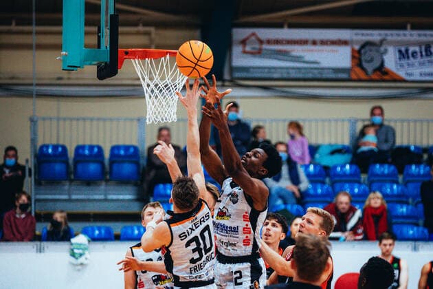 BB 2BL BSW Sixers ETV Hamburg Emanuel Ozike 12 BSW Sixers during the 2021 season 22 men in the Barmer 2 Bundesliga ProB between BSW Sixers and ETV Hamburg at the Ballsporthalle Sandersdorf on 5 December 2021 in Sandersdorf, Saxony Anhalt, Germany