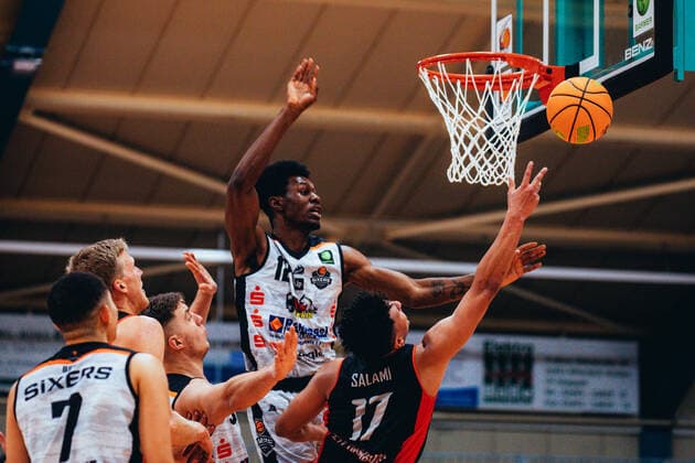 BB 2BL BSW Sixers ETV Hamburg Emanuel Ozike 12 BSW Sixers , Mubarak Salami 17 ETV Hamburg Basketball during the 2021 season 22 men in the Barmer 2 Bundesliga ProB between BSW Sixers and ETV Hamburg at the Ballsporthalle Sandersdorf on 5 December 2021 in Sandersdorf, Saxony Anhalt, Germany