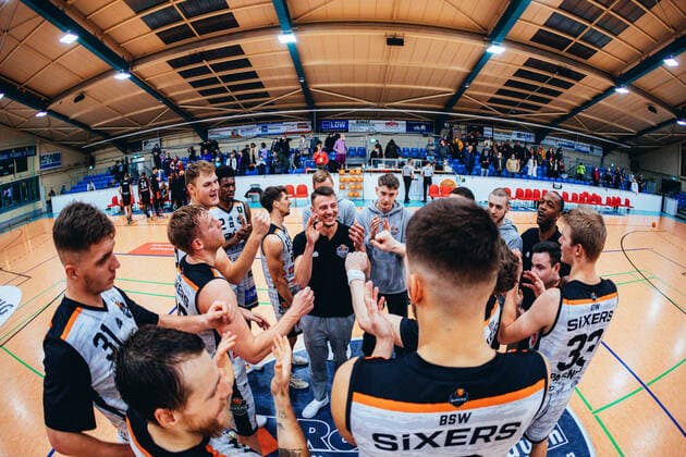 BB 2BL BSW Sixers ETV Hamburg Cheers for BSW Sixers with coach Christopher Schneider BSW Sixers during the 2021 season 22 men in the Barmer 2 Bundesliga ProB between BSW Sixers and ETV Hamburg at the Ballsporthalle Sandersdorf on 5 December 2021 in Sandersdorf, Saxony Anhalt, Germany