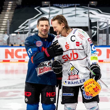 Bilder des Jahres 2021, Sport 12 Dezember Sport Themen der Woche KW48 Sport Bilder des Tages 05.12.2021 - Eishockey - Saison 2021 2022 - DEL - Spieltag 28: Nürnberg Ice Tigers Icetigers - Fischtown Pinguins Bremerhaven - ThHa - Patrick Reimer (17, Nürnberg Ice Tigers, Nuernberg Ice Tigers ) Michael Mike Moore (55, Fischtown Pinguins Bremerhaven ) *** 05 12 2021 Ice Hockey Season 2021 2022 DEL Matchday 28 Nuremberg Ice Tigers Icetigers Fischtown Pinguins Bremerhaven ThHa Patrick Reimer 17, Nuremberg Ice Tigers, Nuremberg Ice Tigers Michael Mike Moore 55, Fischtown Pinguins Bremerhaven.