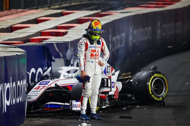 Bilder des Jahres 2021, Sport 12 Dezember SCHUMACHER Mick (ger), Haas F1 Team VF-21 Ferrari, action crash, accident, during the Formula 1 stc Saudi Arabian Grand Prix 2021, 21th round of the 2021 FIA Formula One World Championship, WM, Weltmeisterschaft from December 3 to 5, 2021 on the Jeddah Corniche Circuit, in Jeddah, Saudi Arabia - F1 - SAUDI ARABIAN GRAND PRIX 2021 - RACE DPPI Panoramic  AC9I9292