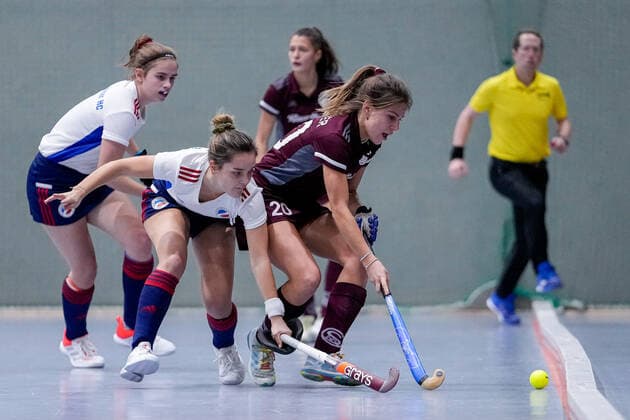 Sport Themen der Woche KW48 Sport Bilder des Tages v.li.: Tessa von Velsen (MHC, 26), Fiona Felber (MHC, 6), Jacqueline Dorner (MSC, 20), Zweikampf, Spielszene, Duell, duel, tackle, tackling, Dynamik, Action, Aktion, 05.12.2021, Mannheim (Deutschland), Hallenhockey, 1. Bundesliga Süd, Damen, Mannheimer HC - Münchner SC *** from left Tessa von Velsen MHC, 26 , Fiona Felber MHC, 6 , Jacqueline Dorner MSC, 20 , duel, tackle, tackling, dynamic, action, action, 05 12 2021, Mannheim Germany , indoor hockey, 1 Bundesliga Süd, women, Mannheimer HC Münchner SC xozx