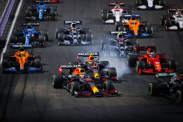 start of the race, depart, 33 VERSTAPPEN Max (nld), Red Bull Racing Honda RB16B, action during the Formula 1 stc Saudi Arabian Grand Prix 2021, 21th round of the 2021 FIA Formula One World Championship, WM, Weltmeisterschaft from December 3 to 5, 2021 on the Jeddah Corniche Circuit, in Jeddah, Saudi Arabia - F1 - SAUDI ARABIAN GRAND PRIX 2021 - RACE DPPI Panoramic  00121043__V2_6496