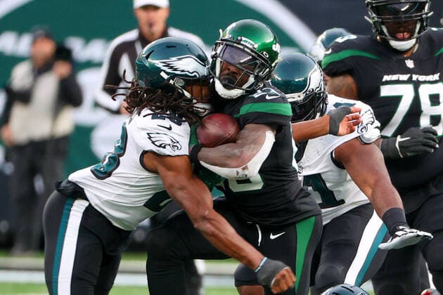 Sport Themen der Woche KW48 Sport Bilder des Tages EAST RUTHERFORD, NJ - DECEMBER 05: New York Jets running back Tevin Coleman (23) is hit by Philadelphia Eagles free safety Anthony Harris (28) during the National Football League game between the New York Jets and the Philadelphia Eagles on December 5, 2021 at MetLife Stadium in East Rutherford, NJ. (Photo by Rich Graessle Icon Sportswire) NFL, American Football Herren, USA DEC 05 Eagles at Jets Icon2112058145