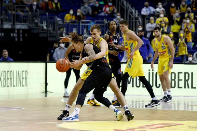 05 12 2021, easyCredit Basketball Bundesliga, BBL, 2021 2022 season, men, Alba Berlin Chemnitz Niners Malte Ziegenhagen, Niners Chemnitz, Malte Delow, Alba Berlin Berlin Mercedes Benz Arena Berlin Germany