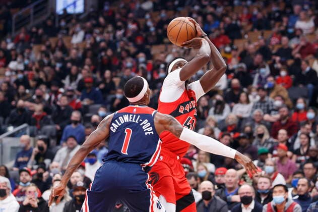 December 5, 2021, Toronto, ON, CANADA: Toronto Raptors forward Pascal Siakam (43) puts up a shot over Washington Wizards guard Kentavious Caldwell-Pope (1) during first half NBA, Basketball Herren, USA action in Toronto, Sunday, Dec. 5, 2021. Raptors Wizards NBA Action  - ZUMAc35_ 20211205_zaf_c35_158 Copyright: xColexBurstonx