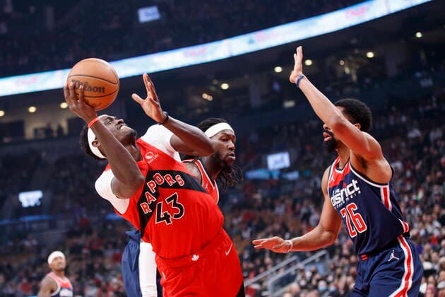 December 5, 2021, Toronto, ON, CANADA: Toronto Raptors forward Pascal Siakam (43) puts up a shot over Washington Wizards guard Spencer Dinwiddie (26) during first half NBA, Basketball Herren, USA action in Toronto, Sunday, Dec. 5, 2021. Raptors Wizards NBA Action  - ZUMAc35_ 20211205_zaf_c35_160 Copyright: xColexBurstonx