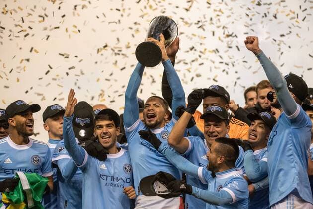 Sport Themen der Woche KW48 Sport Bilder des Tages December 5, 2021, Chester, Pennsylvania, USA: New York City FC defender ALEXANDER CALLENS 6 lifts the trophy during the MLS, Fussball Herren, USA Eastern Conference Finals at Subaru Park in Chester, PA. New York City FC wins the Eastern Conference Final defeats Philadelphia Union 2-1 Chester USA - ZUMAs192 20211205_zap_s192_063 Copyright: xMarkxSmithx