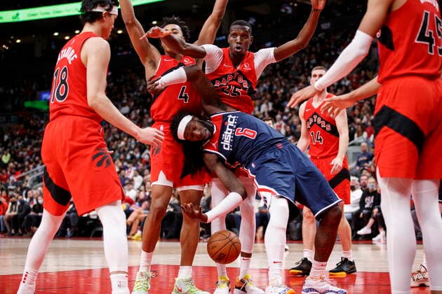 Sport Themen der Woche KW48 Sport Bilder des Tages December 5, 2021, Toronto, ON, CANADA: Washington Wizards center Montrezl Harrell (6) loses the ball as heöÄÃ s guarded by forward Toronto Raptors Chris Boucher (25), forward Scottie Barnes (4), and forward Yuta Watanabe (18) during second half NBA, Basketball Herren, USA action in Toronto, Sunday, Dec. 5, 2021. Raptors Wizards NBA Action  - ZUMAc35_ 20211205_zaf_c35_222 Copyright: xColexBurstonx