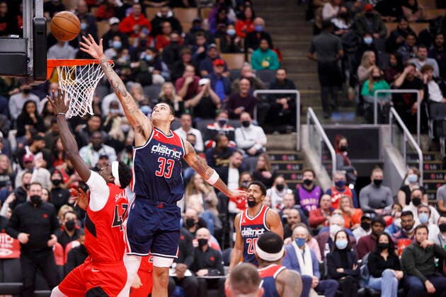 December 5, 2021, Toronto, ON, CANADA: Washington Wizards forward Kyle Kuzma (33) tries to block a shot by Toronto Raptors forward Pascal Siakam (43) during first half NBA, Basketball Herren, USA action in Toronto, Sunday, Dec. 5, 2021. Raptors Wizards NBA Action  - ZUMAc35_ 20211205_zaf_c35_223 Copyright: xColexBurstonx