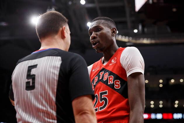 December 5, 2021, Toronto, ON, CANADA: Toronto Raptors forward Chris Boucher (25) talks with referee Kane Fitzgerald (5) during second half of NBA, Basketball Herren, USA action against the Washington Wizards, in Toronto, Sunday, Dec. 5, 2021. Raptors Wizards NBA Action - ZUMAc35_ 20211205_zaf_c35_236 Copyright: xColexBurstonx