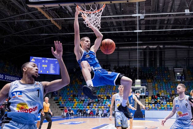 Fraport Skyliners HAKRO Merlins Crailsheim, easyCredit BBL Lukas Wank Fraport Skyliners, 0 hangs after a dunk at the basket, left Jaren Lewis Merlins Crailsheim, 1 , right Fabian Bleck Merlins Crailsheim, 9 Basketball match of the easyCredit BBL between Fraport Skyliners and HAKRO Merlins Crailsheim on 5 December 2021 at Fraport Arena in Frankfurt am Main , Frankfurt am Main Hesse Germany Fraport Arena