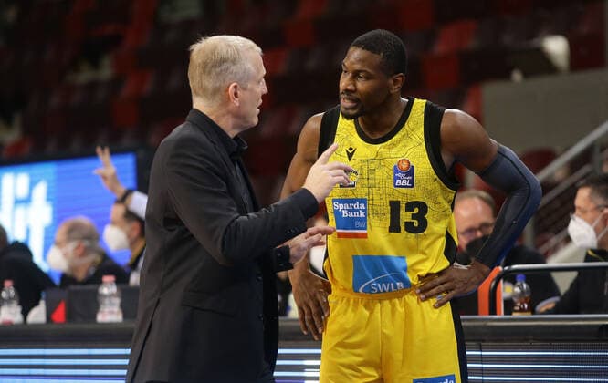 Ludwigsburg , Basketball easycredit BBL Bundesliga MHP Riesen Ludwigsburg vs s Oliver Würzburg , from left coach John Patrick Yorman Polas Bartolo Riesen
