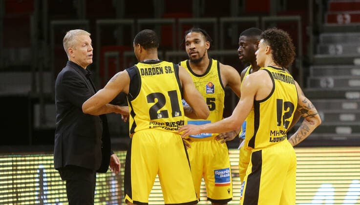 Ludwigsburg , Basketball easycredit BBL Bundesliga MHP Riesen Ludwigsburg vs s Oliver Würzburg , from left coach John Patrick Tremmell Dareden Justin Simon Jonah Radebaugh Riesen