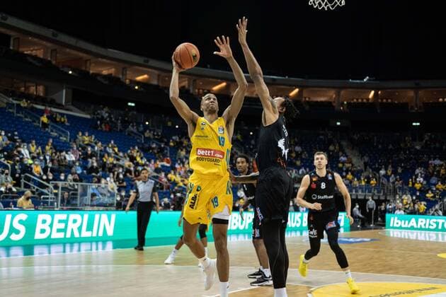 Basketball Berlin 05 12 2021 Season 2021 2022 easyCredit BBL 1 Bundesliga Alba Berlin NINERS Chemnitz Louis Olinde Alba Berlin, No 19 Darion Atkins Chemnitz, No 44