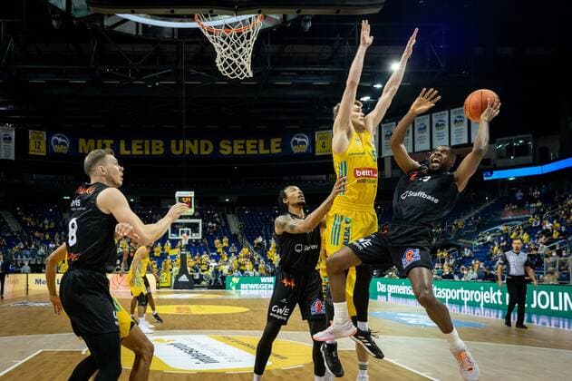 Basketball Berlin 05 12 2021 Season 2021 2022 easyCredit BBL 1 Bundesliga Alba Berlin NINERS Chemnitz Frantz Massenat Chemnitz, No 15 Ben Lammers Alba Berlin, No 55