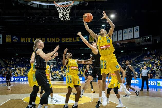 Basketball Berlin 05 12 2021 Season 2021 2022 easyCredit BBL 1 Bundesliga Alba Berlin NINERS Chemnitz Louis Olinde Alba Berlin, No 19