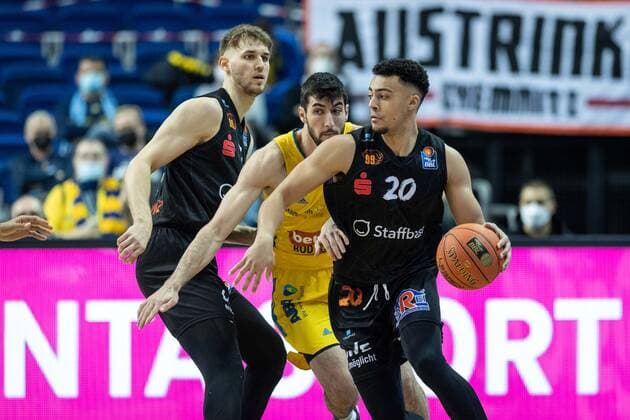 Basketball Berlin 05 12 2021 Season 2021 2022 easyCredit BBL 1 Bundesliga Alba Berlin NINERS Chemnitz Travis Jocelyn Chemnitz, No 20 Javel Zoosman Alba Berlin, No 50
