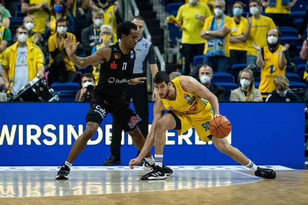 Basketball Berlin 05 12 2021 Season 2021 2022 easyCredit BBL 1 Bundesliga Alba Berlin NINERS Chemnitz Javel Zoosman Alba Berlin, No 50 Isiaha Mike Chemnitz, No 11