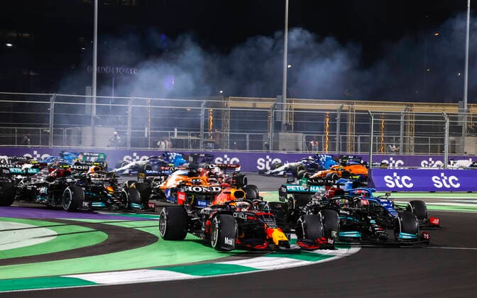 Re start, 33 Max Verstappen NED, Red Bull Racing , 44 Lewis Hamilton GBR, Mercedes AMG Petronas F1 Team , F1 Grand Prix of Saudi Arabia at Jeddah Corniche Circuit on December 5, 2021 in Jeddah, Saudi Arabia Photo by HOCH ZWEI Jeddah Saudi Arabia