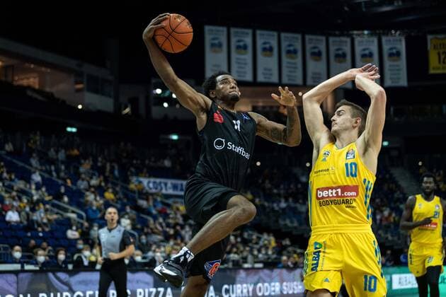 Basketball Berlin 05 12 2021 Season 2021 2022 easyCredit BBL 1 Bundesliga Alba Berlin NINERS Chemnitz Isiaha Mike Chemnitz, No 11 Tim Schneider Alba Berlin, No 10
