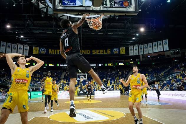 Basketball Berlin 05 12 2021 Season 2021 2022 easyCredit BBL 1 Bundesliga Alba Berlin NINERS Chemnitz Isiaha Mike Chemnitz, No 11 Tim Schneider Alba Berlin, No 10 Javel Zoosman Alba Berlin, No 50