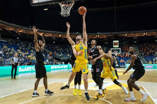 Basketball Berlin 05 12 2021 Season 2021 2022 easyCredit BBL 1 Bundesliga Alba Berlin NINERS Chemnitz Javel Zoosman Alba Berlin, No 50 Darion Atkins Chemnitz, No 44