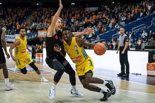 Basketball Berlin 05 12 2021 Season 2021 2022 easyCredit BBL 1 Bundesliga Alba Berlin NINERS Chemnitz Jaleen Smith Alba Berlin, No 03 Malte Ziegenhagen Chemnitz, No 03 li